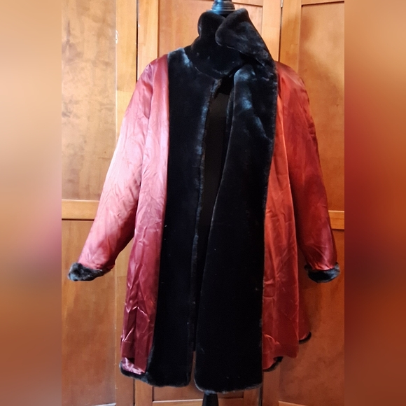 Vintage FAUX FUR coat Size 36" long, 28" pit-to-pit - Picture 8 of 15